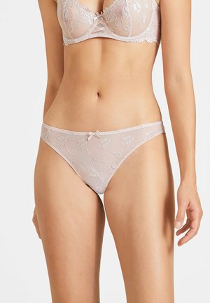 String rose clair transparent avec broderie florale, accent de nœud délicat, taille élastique et texture lisse. Présente des détails subtils.