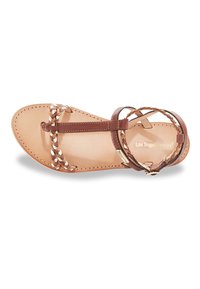 Sandalia de cuero marrón con tiras trenzadas y suela plana. El diseño incluye una hebilla para un ajuste seguro. Estilo casual y minimalista.