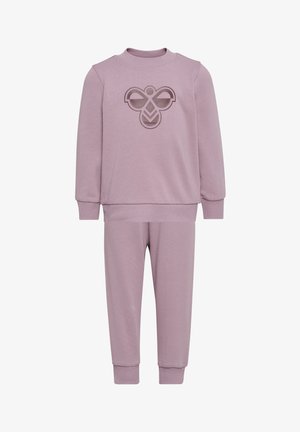 Langærmet sweatshirt i lilla farve og matchende bukser med ribmanchetter og abstrakt bi-design på brystet.