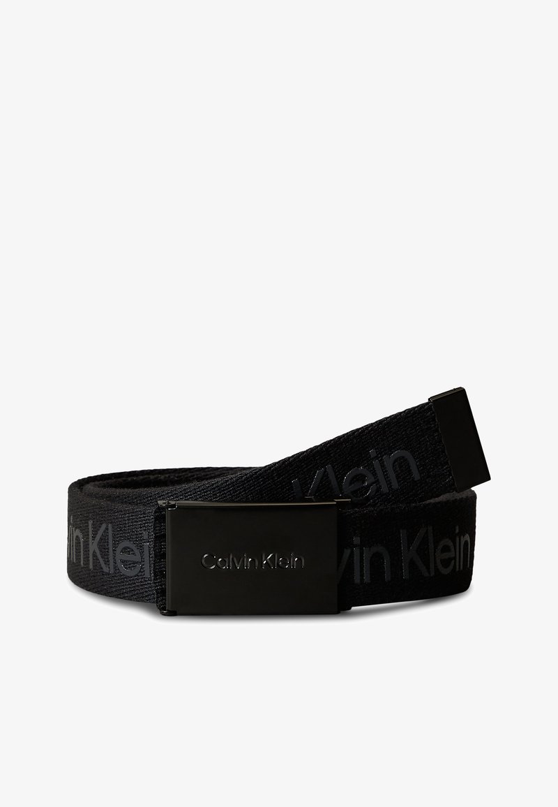 Czarny materiałowy pasek Calvin Klein z regulowaną matową czarną metalową klamrą z wytłoczonym nazwiskiem marki.