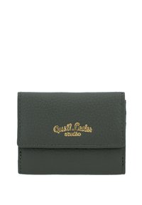 Grünes Lederportemonnaie mit strukturierter Oberfläche, featuring ein goldfarbenes, eingeprägtes Logo auf der Vorderseite und einem Überklappdesign.