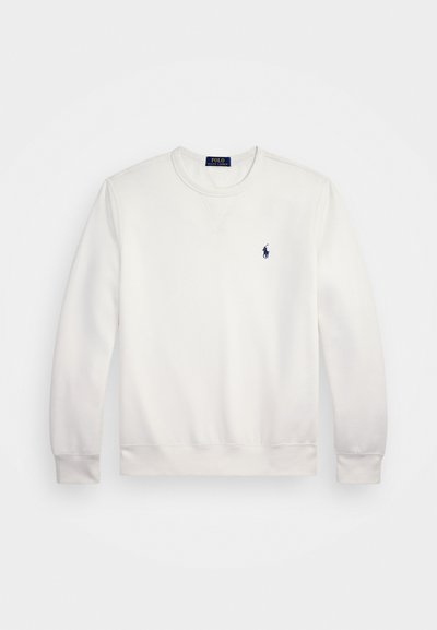 Hvit langermet genser med rund hals og ribbede mansjetter og nederkant, med en liten brodert logo i marineblått av Polo Ralph Lauren på brystet.