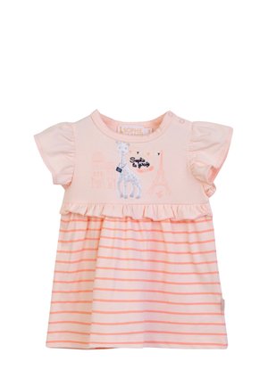 Lyserød babykjole med korte flæseærmer, vandrette orange striber på skørtet og giraffeprint med teksten "Sophie la girafe" på brystet.