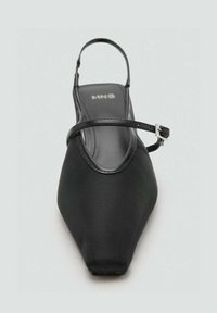Černá slingback obuv s špičatou špičkou, texturovaným materiálem, štíhlým popruhem kolem kotníku a kovovou sponou. Plná podrážka pro snadné nošení.