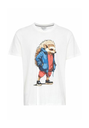 T-shirt bianco con disegno stampato di un riccio dei cartoni animati che indossa una felpa blu, pantaloni corti rossi e scarpe da ginnastica nere. Design informale e giocoso.