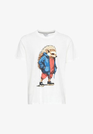 T-shirt bianco con disegno stampato di un riccio dei cartoni animati che indossa una felpa blu, pantaloni corti rossi e scarpe da ginnastica nere. Design informale e giocoso.