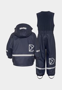 Marinblå vattentät jacka och byxor med reflexränder och en logotypdetalj. Den huva jackan har elastiska muddar, medan byxorna har en elastisk midjeband.