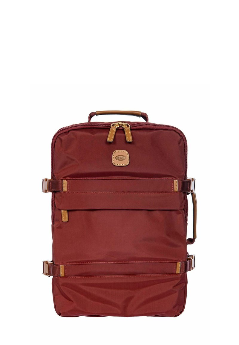 Zaino bordeaux con dettagli in pelle marrone, dotato di un comparto principale con zip, spallacci regolabili e una maniglia superiore per il trasporto.