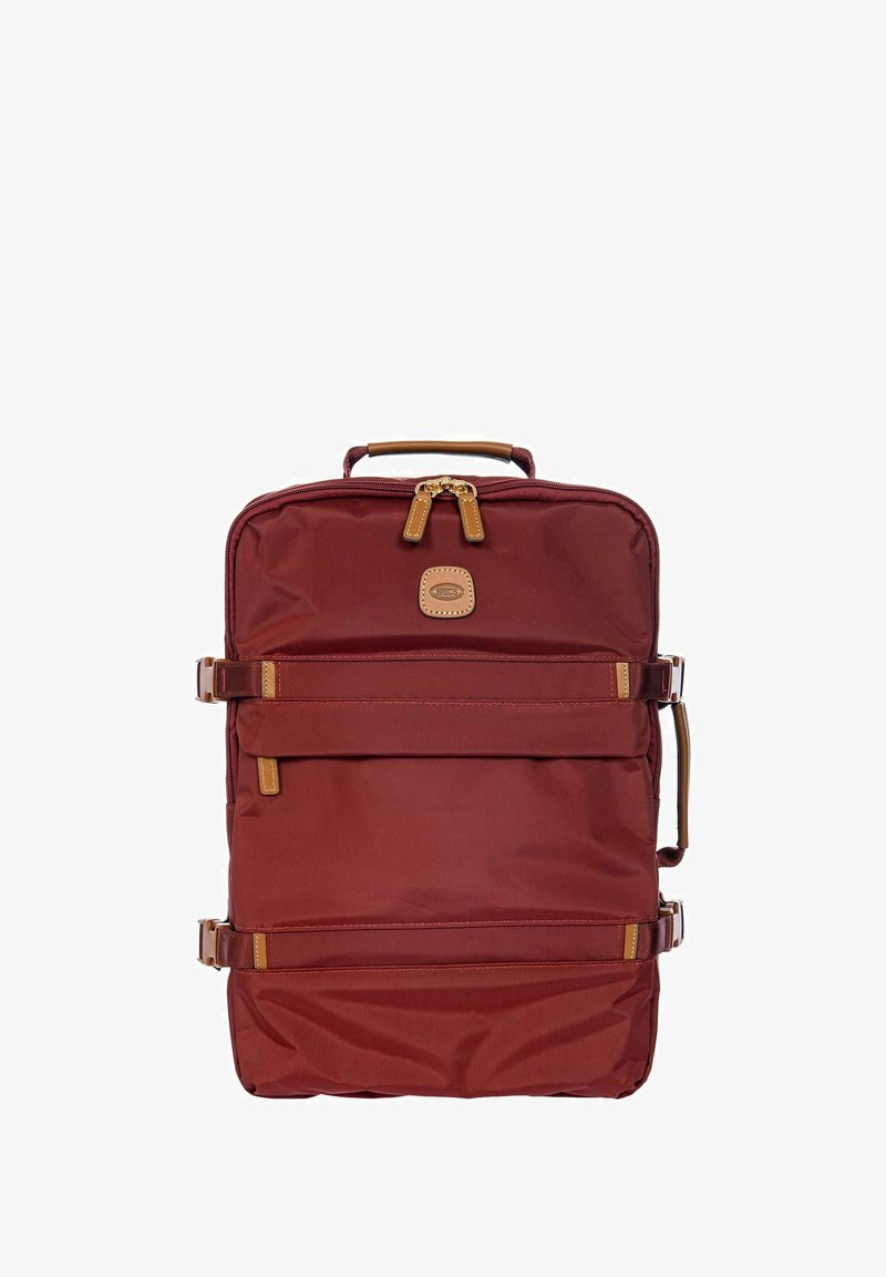 Zaino bordeaux con dettagli in pelle marrone, dotato di un comparto principale con zip, spallacci regolabili e una maniglia superiore per il trasporto.