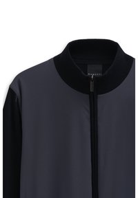 Męska kurtka typu bomber z gładkiego, ciemnoszarego materiału, ryflowanym czarnym kołnierzem oraz zamkiem błyskawicznym z przodu. Subtelna metka marki widoczna.