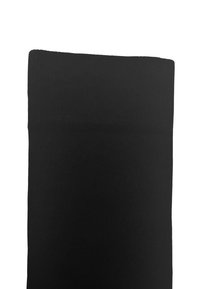 Calzino nero in cotone con trama a coste e bordo superiore dritto, progettato per comfort e durata. Colore semplice e uniforme.