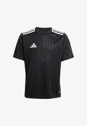 Schwarzes Sport-T-Shirt aus leichtem Material mit drei weißen Streifen auf den Schultern und einem dezenten Streifenmuster auf der Vorderseite.