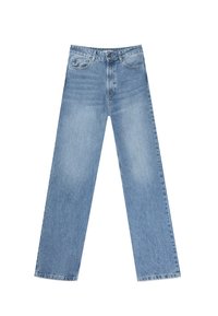 Vaqueros de mezclilla azul claro con un diseño de pierna recta, estilo de cinco bolsillos y costuras en contraste. Presenta un cierre de botón y cremallera en la cintura.