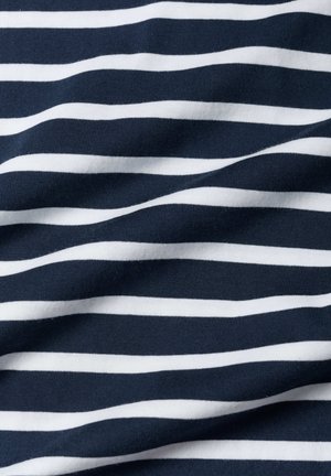 Mereväe sinisest ja valgest horisontaalselt triibuline kangas, pehmete voltide ja siledast tekstuurist.