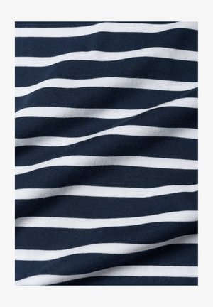 Mereväe sinisest ja valgest horisontaalselt triibuline kangas, pehmete voltide ja siledast tekstuurist.