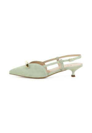 Lichtgroene suède slingback kitten heel schoen met spitse neus en gouden gesp detail op witte achtergrond.