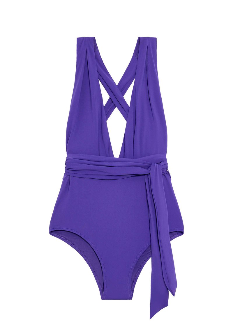 Maillot de bain une pièce violet avec des bretelles croisées au dos, un détail de nouage sur le côté et un tissu lisse et élégant. Sans motifs ni graphiques.