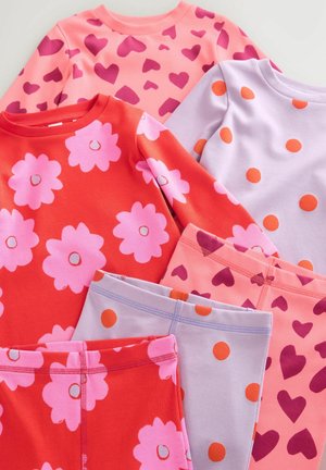 Conjunto de ropa infantil colorida que incluye camisetas de manga larga en rosa y rojo con estampados de corazones y flores, combinadas con leggins a juego.