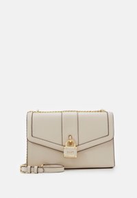 Borsa a tracolla in pelle beige con dettaglio a serratura, hardware dorato e tracolla a catena. Presenta un design strutturato e accenti di cuciture geometriche.