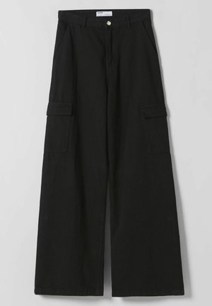 Pantalones cargo negros de pierna ancha con bolsillos delanteros y bolsillos laterales con solapa, cierre de botón y cremallera en la cintura.