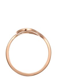 Rosaguld ring med en glat, buet ring der har en subtil drejning foroven. Poleret metal med en reflekterende, blank overflade.