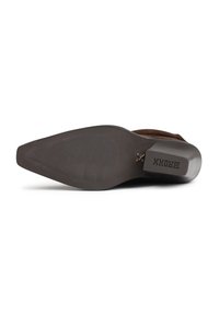 Talpa unei pantofi cu toc maron, cu vârf ascuțit și talpă din cauciuc cu striații, afișând marca "BRONX" pe toc.