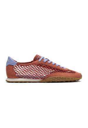 Zapatilla de perfil bajo color óxido con cordones azul claro y acento en el talón, con un diseño de rejilla de malla y suela texturizada color beige.