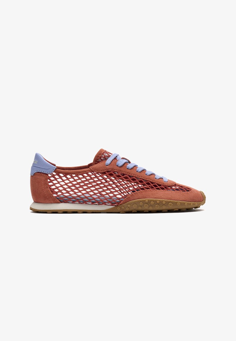 Baskets profil bas couleur rouille avec lacets bleu clair et accent talon, avec un design en treillis en maille et une semelle beige texturée.