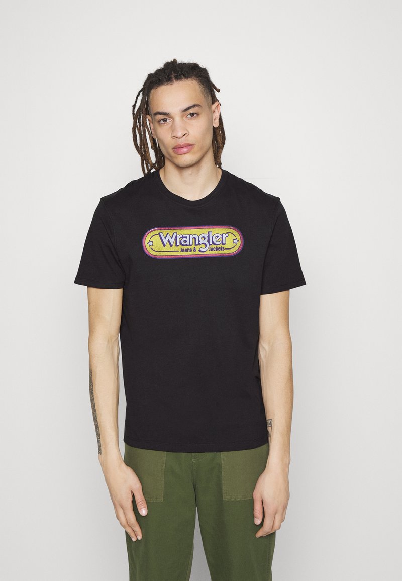 Wrangler BRANDED TEE Triko S Potiskem Faded Black ern Zalando cz wrangler-branded-tee-triko-s-potiskem-faded-black-ern-zalando-cz