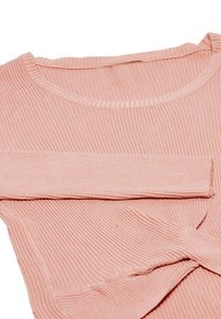 Maglione a coste rosa chiaro con scollo rotondo e maniche lunghe, caratterizzato da un dettaglio annodato all'orlo. Texture morbida e design aderente.