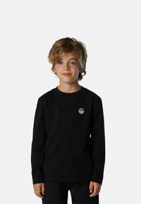 Camiseta de manga larga negra de algodón, con un cuello redondo y un logo circular azul y blanco en la parte superior izquierda del pecho.
