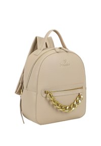 Zaino beige in ecopelle con forma arrotondata, dettaglio a catena dorata sul davanti e doppi spallacci. Tasca frontale con cerniera inclusa.