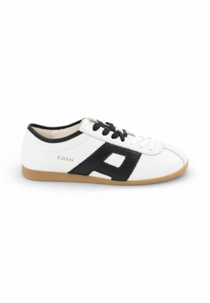 Witte low-top sneaker met zwarte accenten, zwart-witte veters, gumzool en gouden letters "EDEN" aan de zijkant.