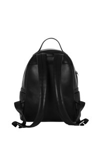 Sac à dos en cuir noir avec des sangles rembourrées, forme arrondie, poignée supérieure et une fermeture éclair sur le côté. Texture lisse et design minimaliste.