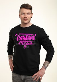 Sudadera negra con un audaz texto gráfico en rosa que dice "Los Ángeles California" y detalles numéricos, con puños y dobladillo de canalé.