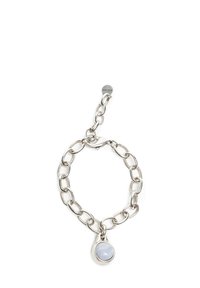 Srebrna bransoletka z metalu z dużymi owalnymi ogniwami i pojedynczym okrągłym niebieskim kamieniem jako zawieszką. Regulowane zapięcie zapewniające pewne dopasowanie.