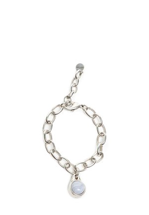 Srebrna bransoletka z metalu z dużymi owalnymi ogniwami i pojedynczym okrągłym niebieskim kamieniem jako zawieszką. Regulowane zapięcie zapewniające pewne dopasowanie.