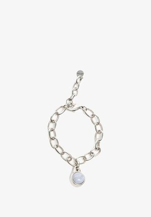 Srebrna bransoletka z metalu z dużymi owalnymi ogniwami i pojedynczym okrągłym niebieskim kamieniem jako zawieszką. Regulowane zapięcie zapewniające pewne dopasowanie.
