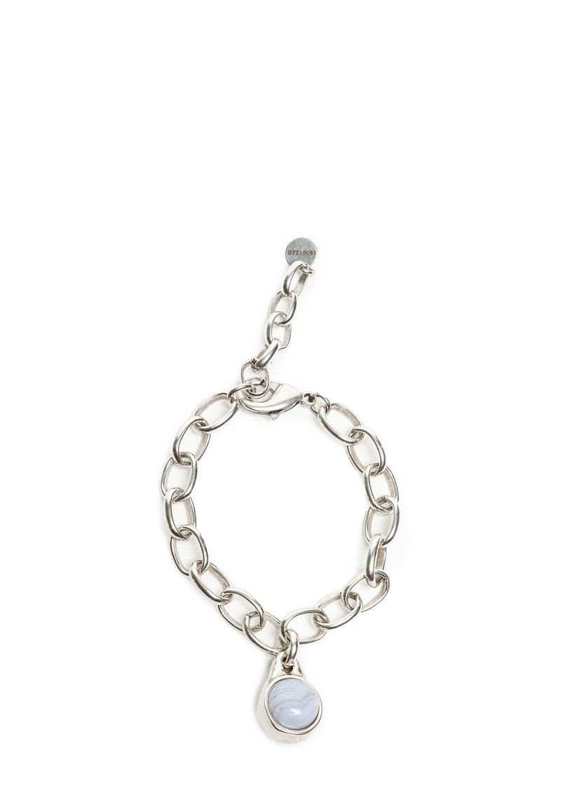 Srebrna bransoletka z metalu z dużymi owalnymi ogniwami i pojedynczym okrągłym niebieskim kamieniem jako zawieszką. Regulowane zapięcie zapewniające pewne dopasowanie.