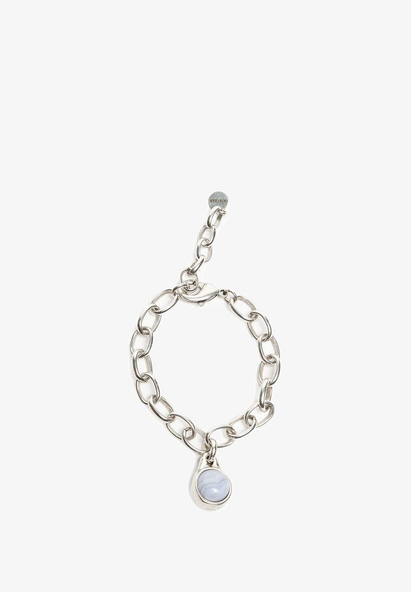 Srebrna bransoletka z metalu z dużymi owalnymi ogniwami i pojedynczym okrągłym niebieskim kamieniem jako zawieszką. Regulowane zapięcie zapewniające pewne dopasowanie.