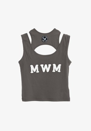 Top corto sin mangas de color gris oscuro con "MWM" en letras blancas en la parte delantera y un parche circular negro cerca del escote en la parte posterior.