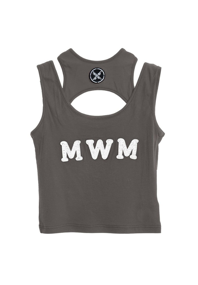 Top corto sin mangas de color gris oscuro con "MWM" en letras blancas en la parte delantera y un parche circular negro cerca del escote en la parte posterior.