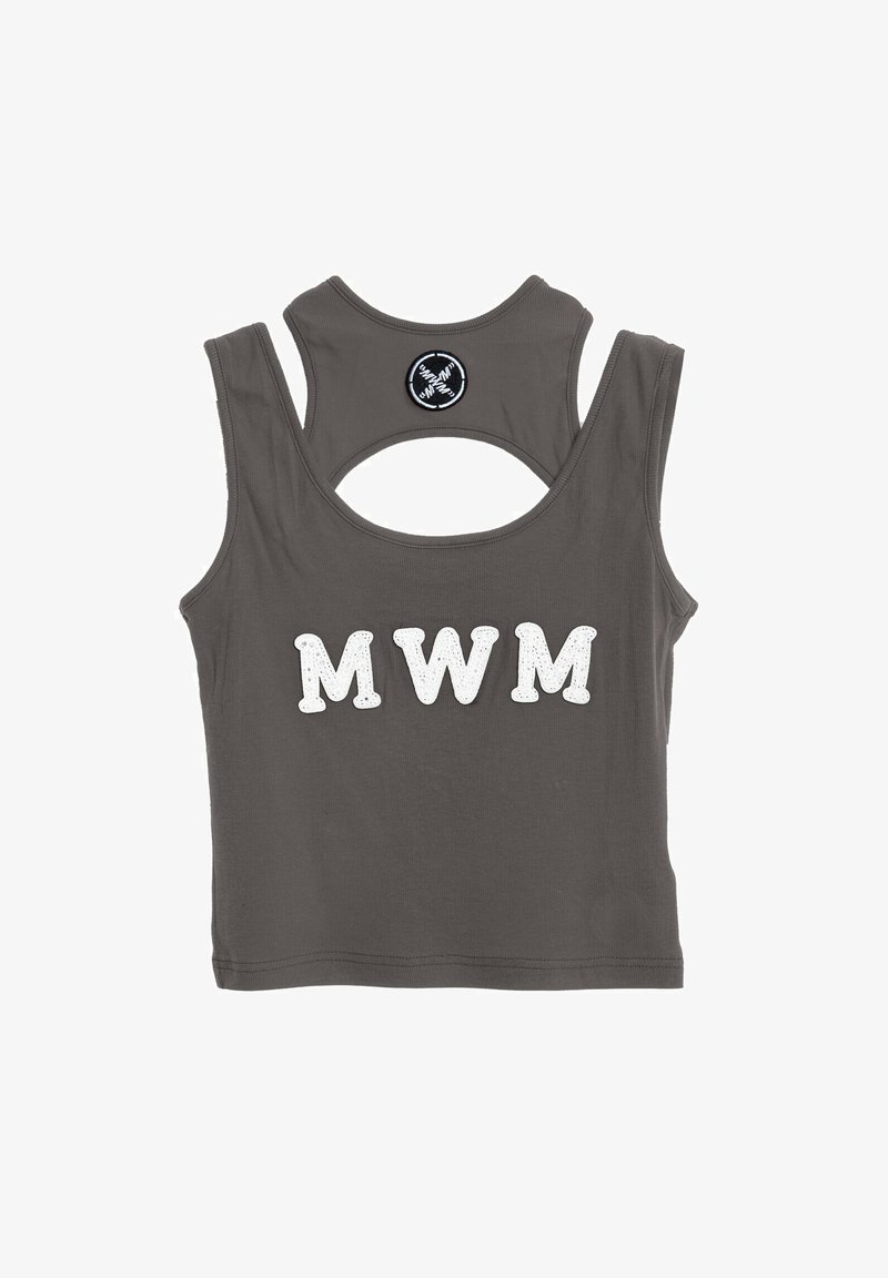 Top corto sin mangas de color gris oscuro con "MWM" en letras blancas en la parte delantera y un parche circular negro cerca del escote en la parte posterior.