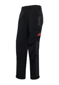 Zwarte cargobroek met zijzakken, rood logo op het bovenbeen en drie donkergrijze reflecterende strepen langs het been.