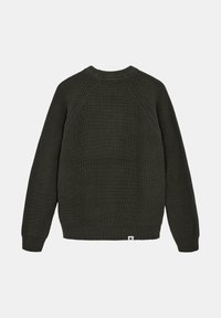 Maglione verde scuro con texture a coste, maniche raglan e scollo rotondo. Presenta un piccolo logo sul bordo inferiore.