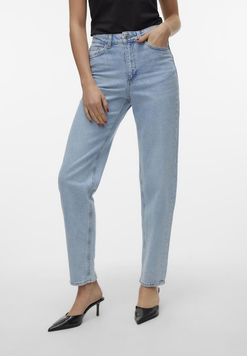 Ljusblå högmidjade jeans i denimtyg, med rak benpassform, klassisk femfickdesign och subtila sömnadsdetaljer.