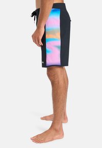 Shorts de plajă pentru bărbați în fabrică de culoare bleu închis, cu un model gradient multicolor pe lateral. Au un brau reglabil și buzunare laterale.
