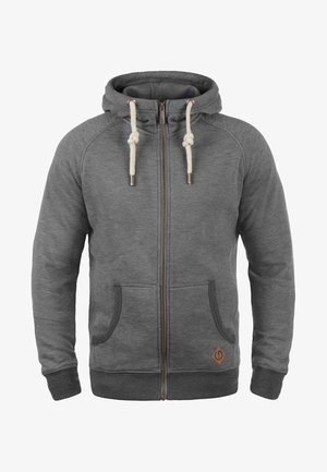 Sweat à capuche gris zippé avec cordon de serrage, doté de deux poches avant, de poignets côtelés et d'un petit logo marron. Texture de tissu douce.