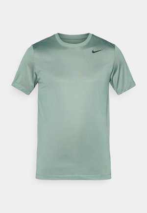 Gaiši zaļš Nike T-krekls, īsas piedurknes, apaļa kakla izgriezums, gluda faktūra, ar smalku gradientu un melnu swoosh logotipu uz kreisā pleca.
