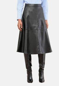 REGULAR FIT - TEXTURED FIT AND FLARED MIDI - Falda acampanada - black faux leather